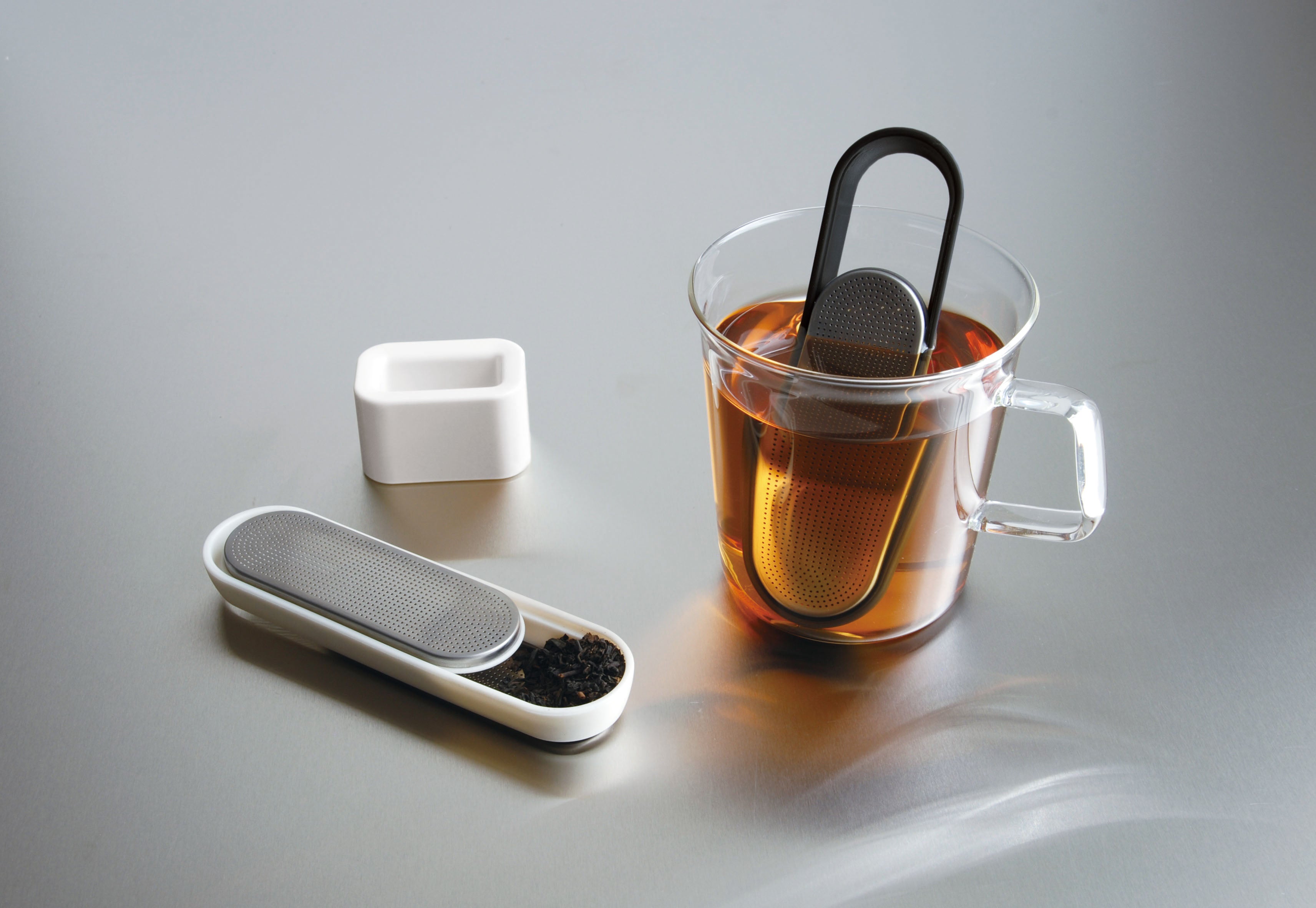Loop Tea Strainer, Black, KINTO-VONMEL Luxe Gifts